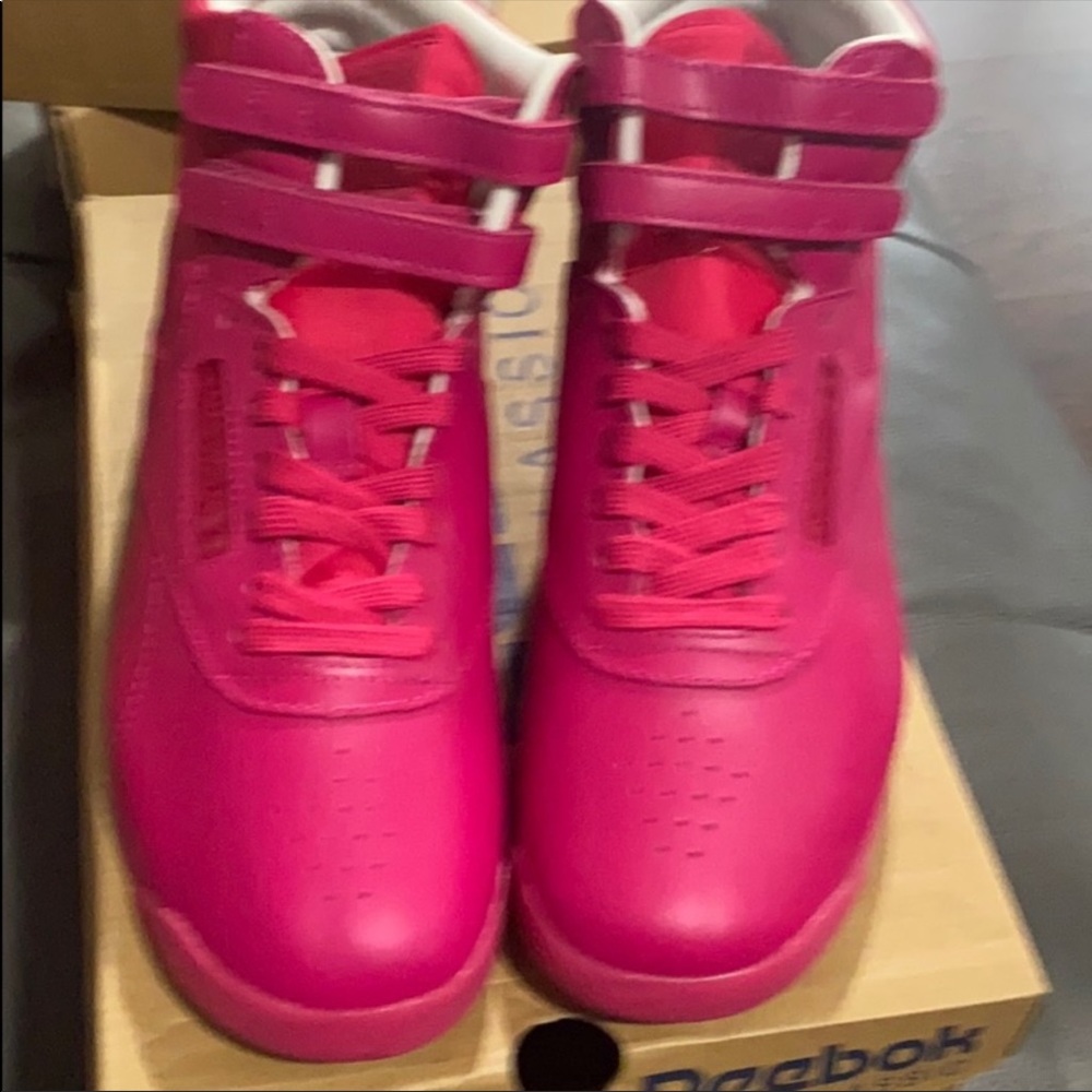 Pink hi top Reebok